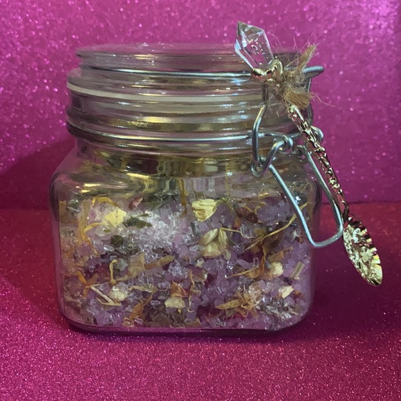 Beautiful bath salts and flowers with silver and Quartz spoon. - Picture 6 of 9